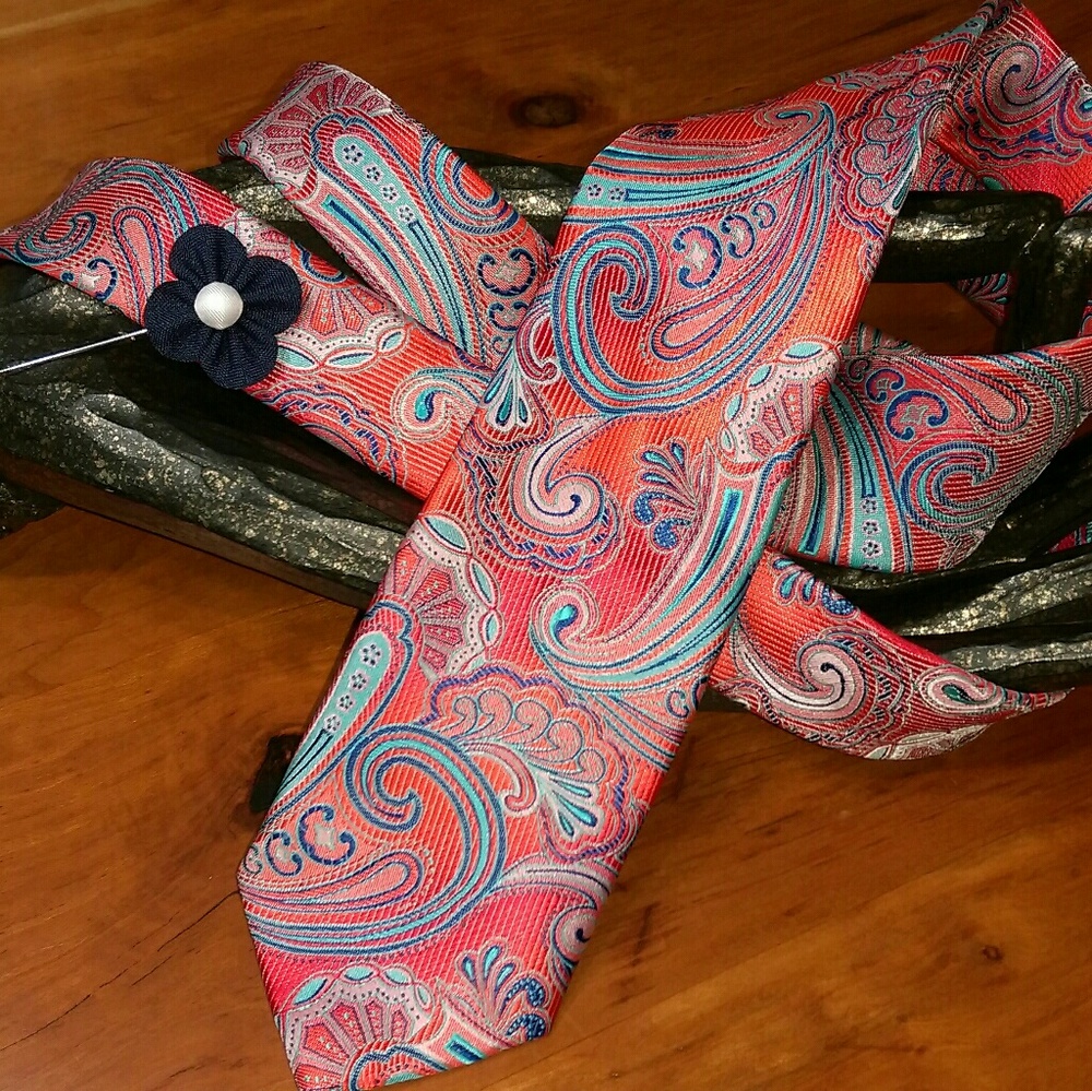 Exclusive Textured Paisley Tie with Navy Lapel Acc